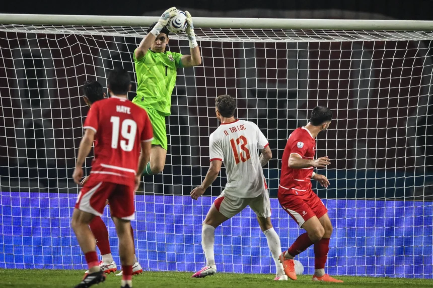 Kiper Timnas Indonesia Nadeo Arga Winata (tengah) menangkap bola saat melawan Timnas Vietnam pada pertandingan Grup A Piala AFF 2026 di Stadion Gelora Pakansari, Kabupaten Bogor, Jawa Barat,