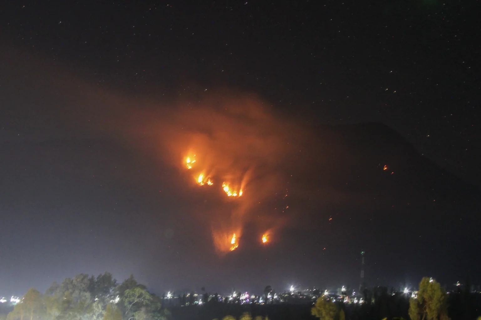 Sejumlah titik api baru kebakaran hutan di kawasan Taman Nasional Bromo Tengger Semeru (TNBTS) terlihat dari Desa Ngadisari, Kecamatan Sukapura, Probolinggo, Jawa Timur