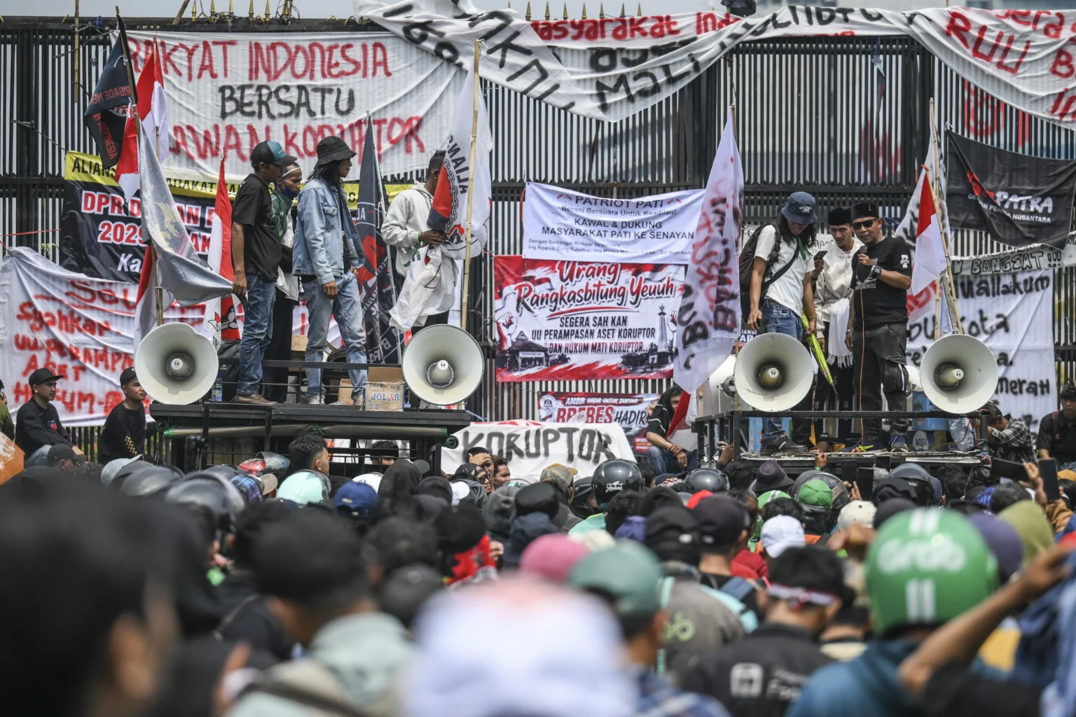 Aliansi Masyarakat Pati Bersatu (AMPB) berunjuk rasa di depan Gedung MPR/DPR/DPD di Jakarta, Kamis (27/8/2026).