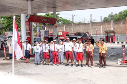 Petugas SPBU berbusana siswa sekolah mengikuti upacara pengibaran bendera Merah Putih di SPBU Plesungan, Kabupaten Karanganyar, Jawa Tengah, Senin (17/8/2026).