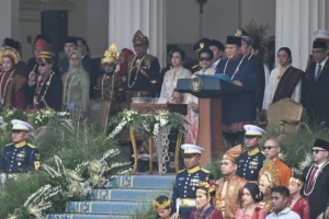 Presiden Prabowo Subianto (ketiga kanan) membacakan naskah Proklamasi pada Upacara Peringatan Detik-Detik Proklamasi Kemerdekaan Ke-81 Republik Indonesia di Istana Merdeka, Jakarta
