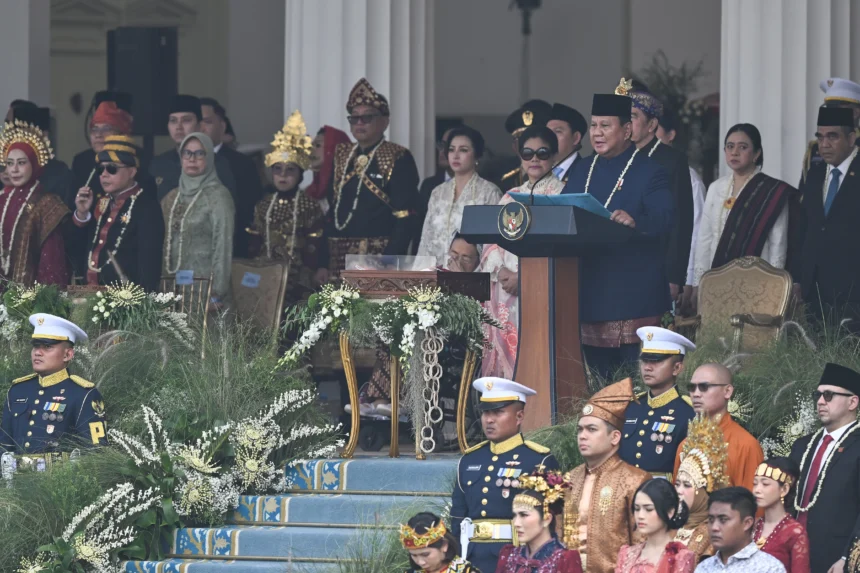 Presiden Prabowo Subianto (ketiga kanan) membacakan naskah Proklamasi pada Upacara Peringatan Detik-Detik Proklamasi Kemerdekaan Ke-81 Republik Indonesia di Istana Merdeka, Jakarta