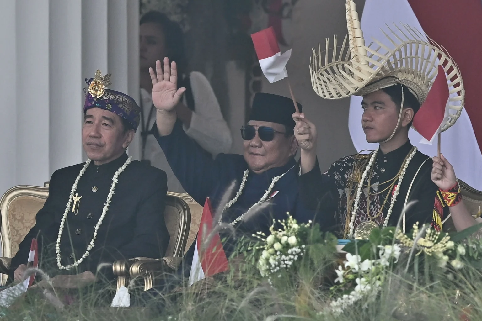 Presiden Prabowo Subianto (tengah), Wakil Presiden Gibran Rakabuming Raka (kanan) dan Presiden ke-7 RI Joko Widodo (kiri) melambaikan tangan sebelum Upacara Peringatan Detik-Detik Proklamasi Kemerdekaan Ke-81 Republik Indonesia di Istana Merdeka, Jakarta, Senin (17/8/2026).