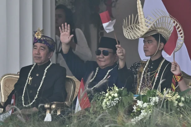 Presiden Prabowo Subianto (tengah), Wakil Presiden Gibran Rakabuming Raka (kanan) dan Presiden ke-7 RI Joko Widodo (kiri) melambaikan tangan sebelum Upacara Peringatan Detik-Detik Proklamasi Kemerdekaan Ke-81 Republik Indonesia di Istana Merdeka, Jakarta, Senin (17/8/2026).