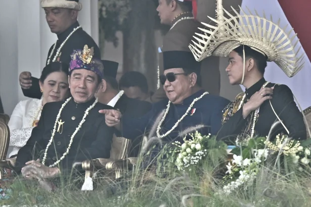 Presiden Prabowo Subianto (tengah) berbincang dengan Wakil Presiden Gibran Rakabuming Raka (kanan) dan Presiden ke-7 RI Joko Widodo sebelum Upacara Peringatan Detik-Detik Proklamasi Kemerdekaan Ke-81 Republik Indonesia di Istana Merdeka, Jakarta, Senin (17/8/2026).