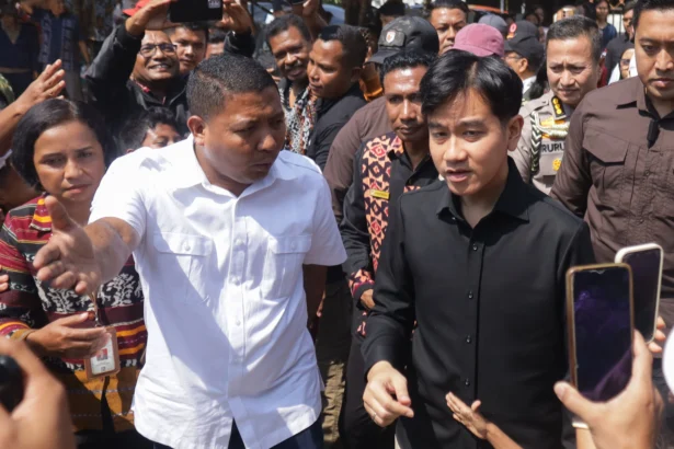 Wakil Presiden Gibran Rakabuming Raka (kanan) didampingi Bupati Sikka Juventus Prima Yoris Kago (kiri) meninjau posko pengungsian Gelora Samador di Maumere, Kabupaten Sikka, NTT, Kamis (20/8/2026).