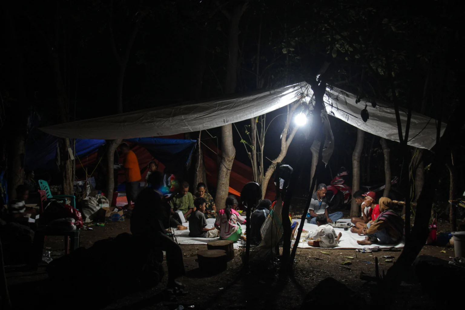 Sejumlah warga bermalam di dalam tenda yang mereka dirikan secara mandiri di Malaruma, Aesesa, Kabupaten Nagekeo, NTT,