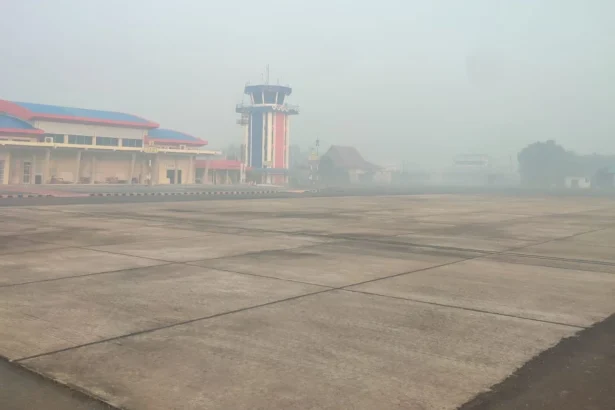 Kabut asap di Bandara H. Asan di Sampit, Kalimantan Tengah akibat asap karhutla (sumber: Kemenhub)