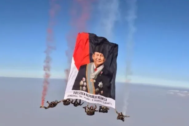 Penerjun Kopassus mengibarkan potret kepresidenan Presiden Prabowo Subianto di langit Jakarta saat HUT ke-81 RI, Senin, 17 Agustus 2026. (Sumber: BPMI Sekretariat Presiden)