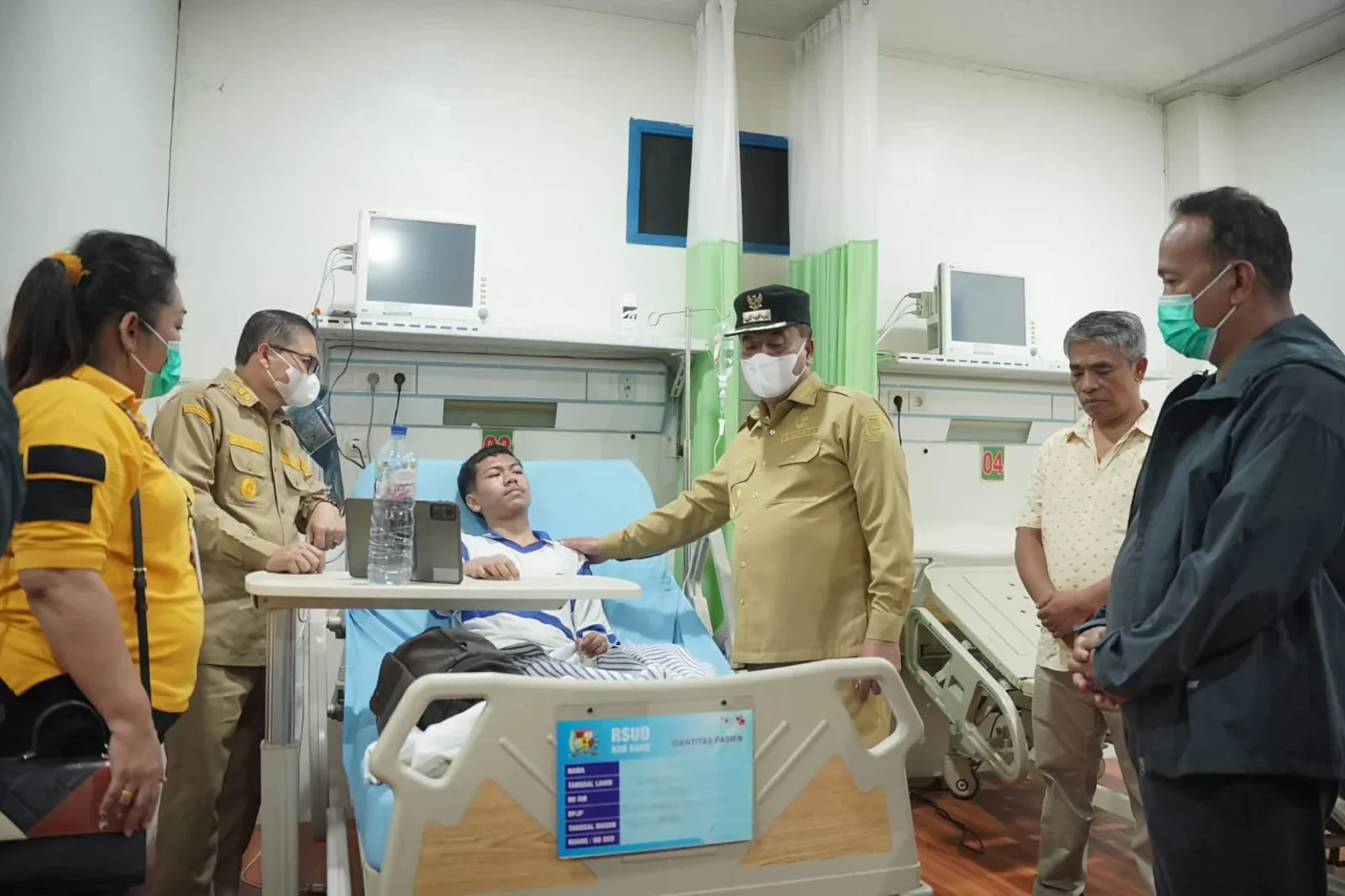 Bupati Karo Antonius Ginting saat mengunjungi siswa yang keracunan