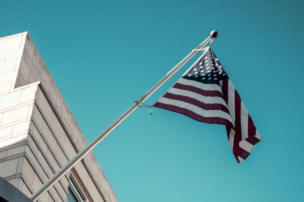 Bendera Amerika Serikat di salah satu Kedutaan Besar. (Sumber: Unsplash/Chris Kursikowski)