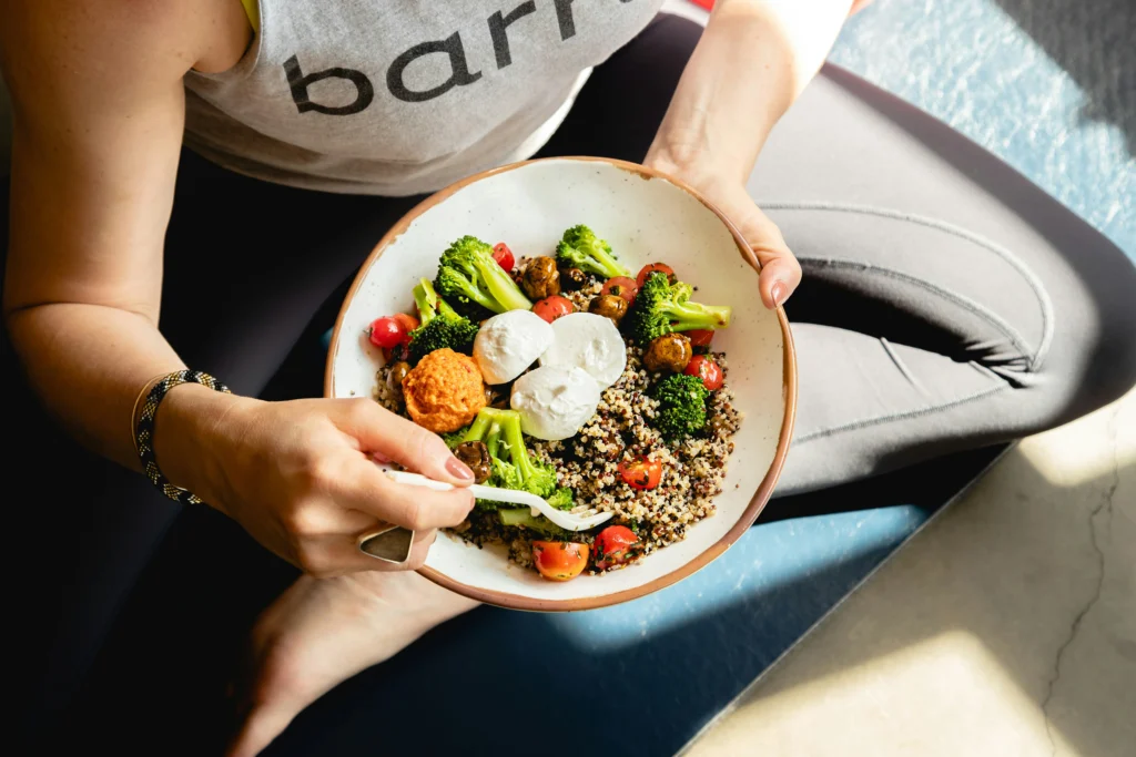 Mangkuk salad dan biji-bijian sehat setelah kelas yoga. (sumber: unsplash/Clark Douglas)