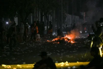 Massa melakukan aksi anarkis usai demonstrasi di depan DPR.