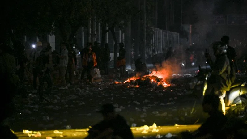 Massa melakukan aksi anarkis usai demonstrasi di depan DPR.