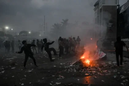Demo ricuh di depan gedung DPR, Senayan.