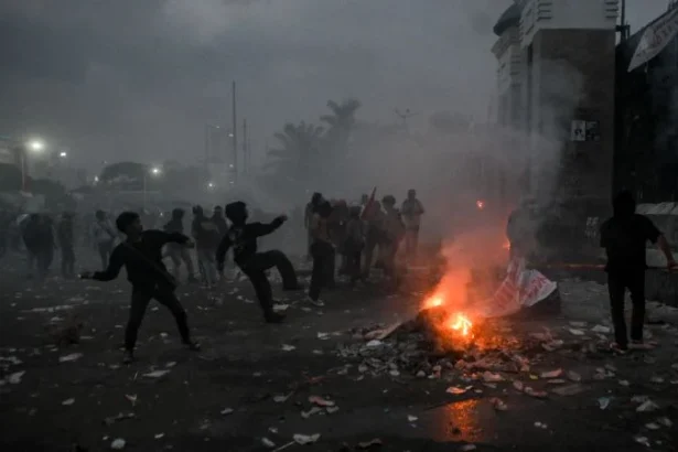 Demo ricuh di depan gedung DPR, Senayan.