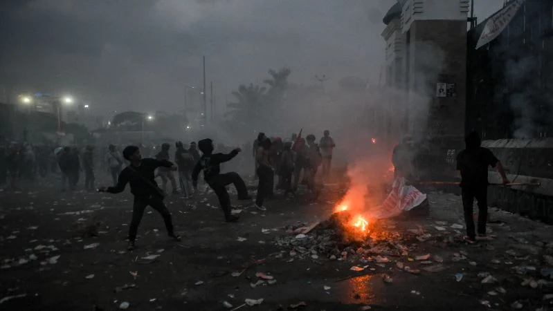 Demo ricuh di depan gedung DPR, Senayan.
