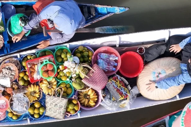 Penampakan hasil bumi khas Banjar di atas jukung