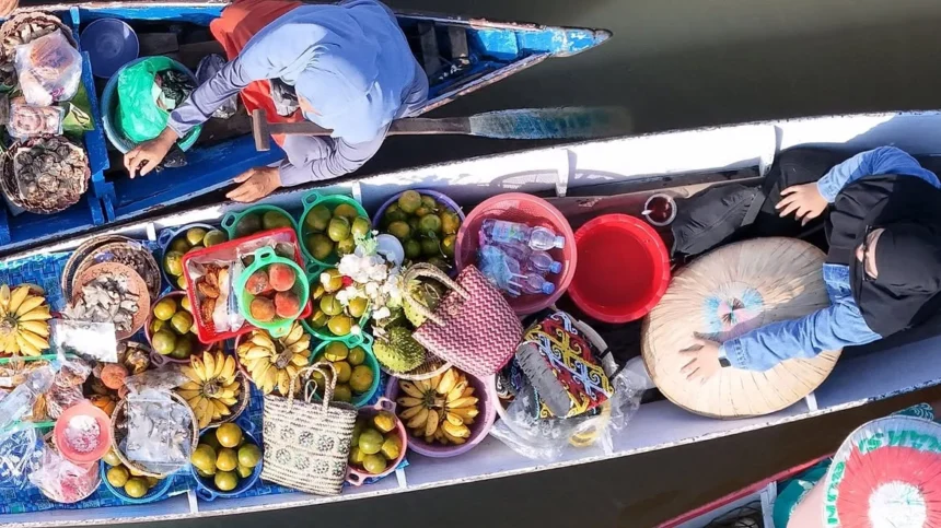 Penampakan hasil bumi khas Banjar di atas jukung