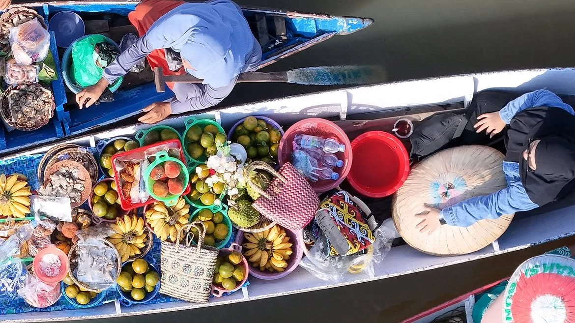 Penampakan hasil bumi khas Banjar di atas jukung