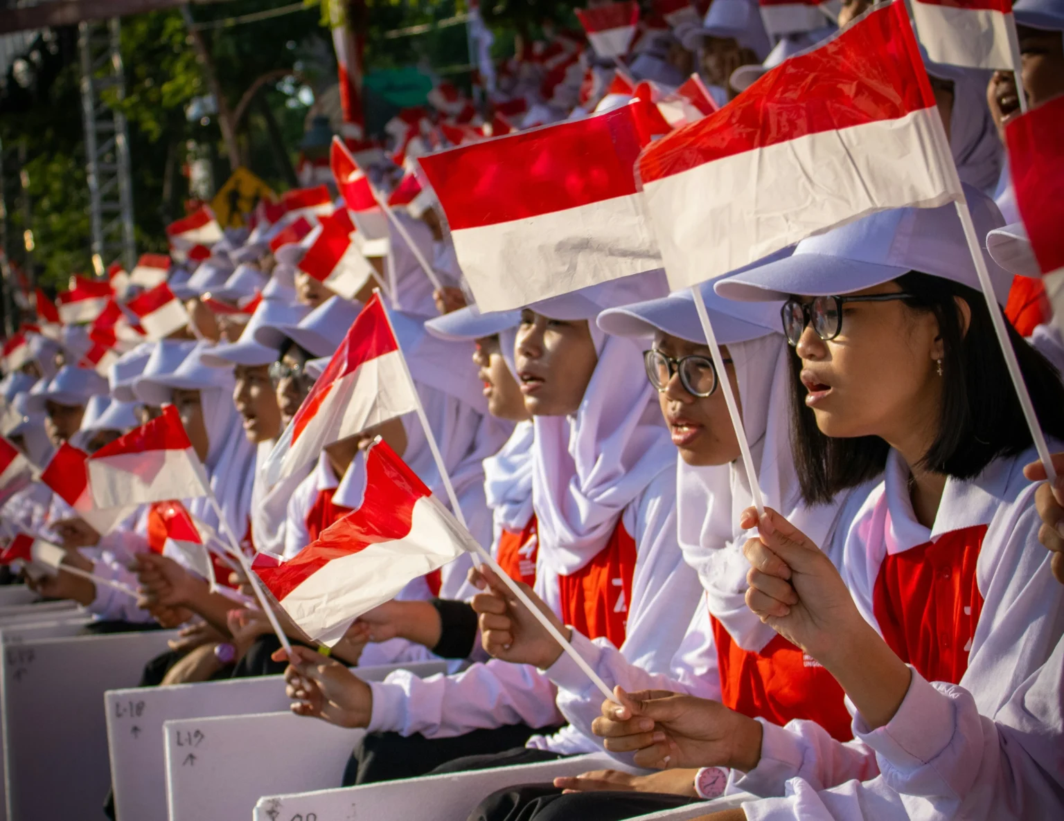 Anak-anak mengibarkan bendera Indonesia