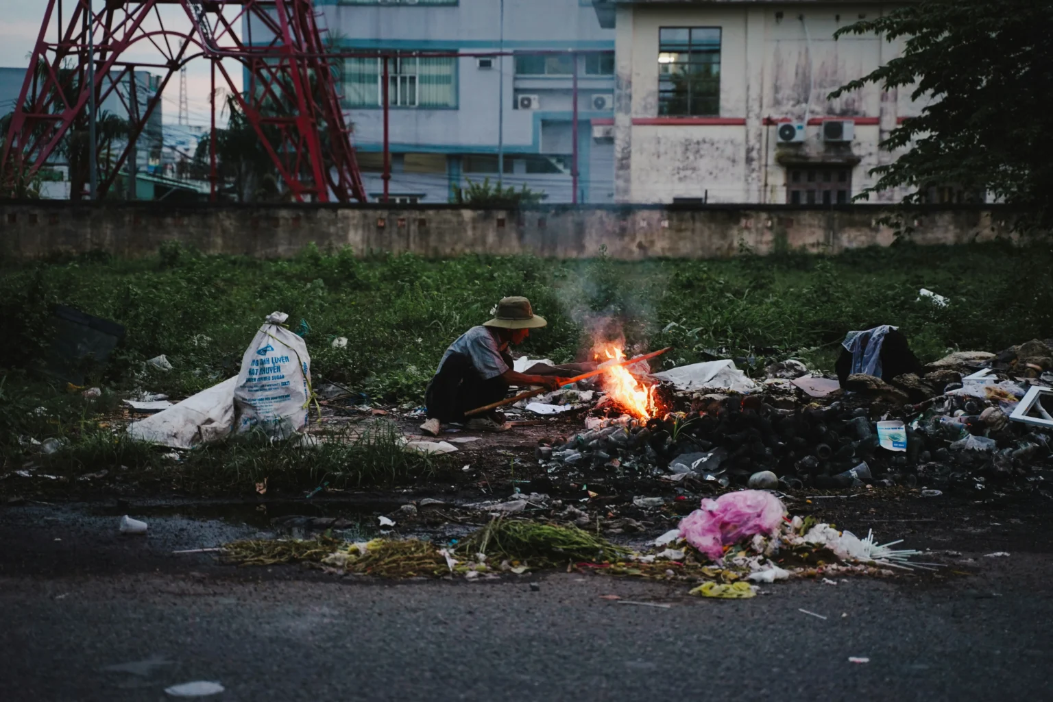 Ilustrasi membakar sampah