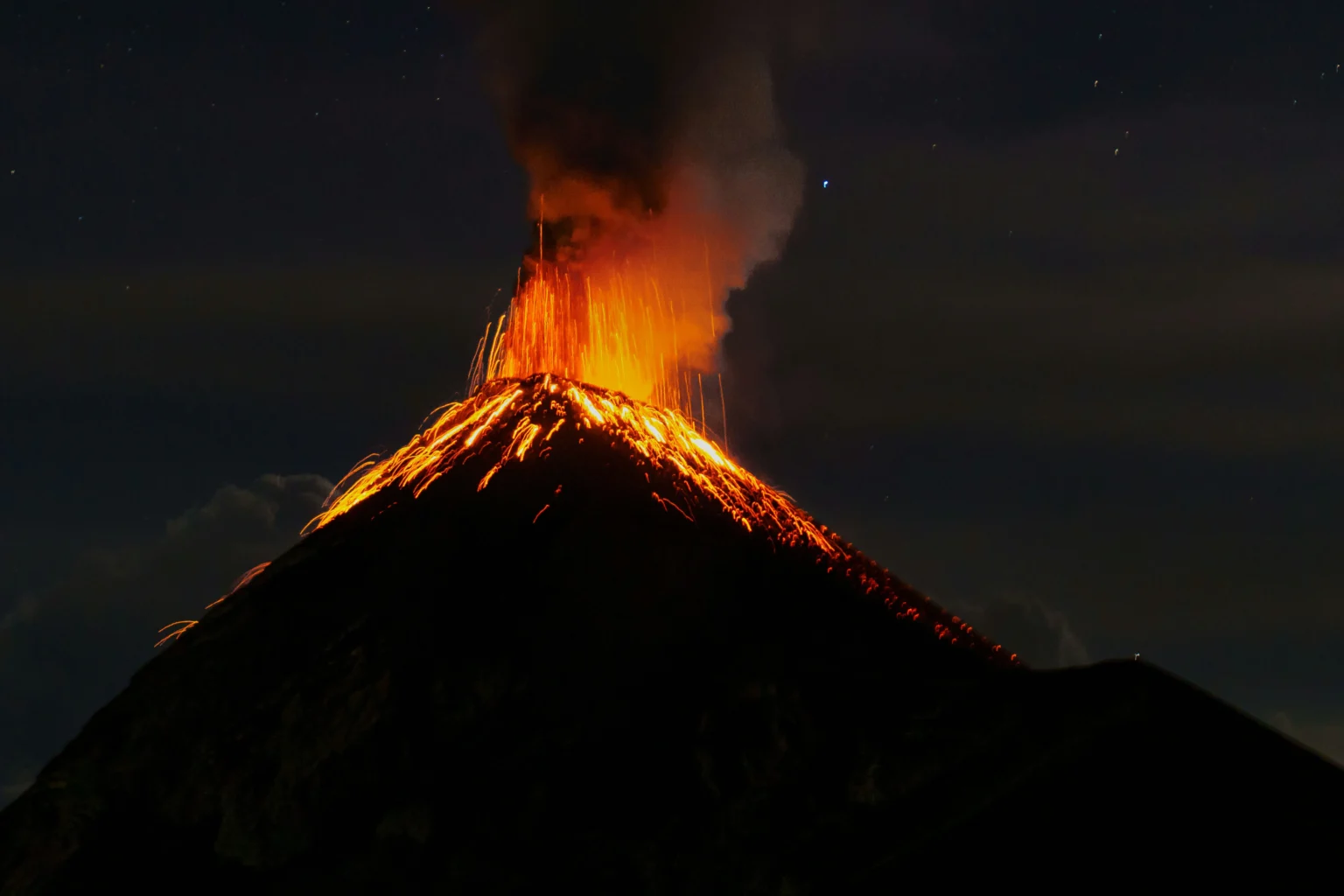 Ilustrasi gunung api aktif