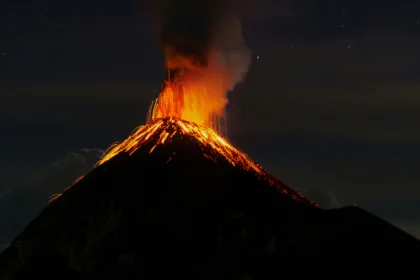 Ilustrasi gunung api aktif
