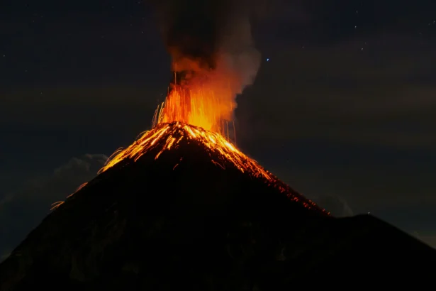 Ilustrasi gunung api aktif