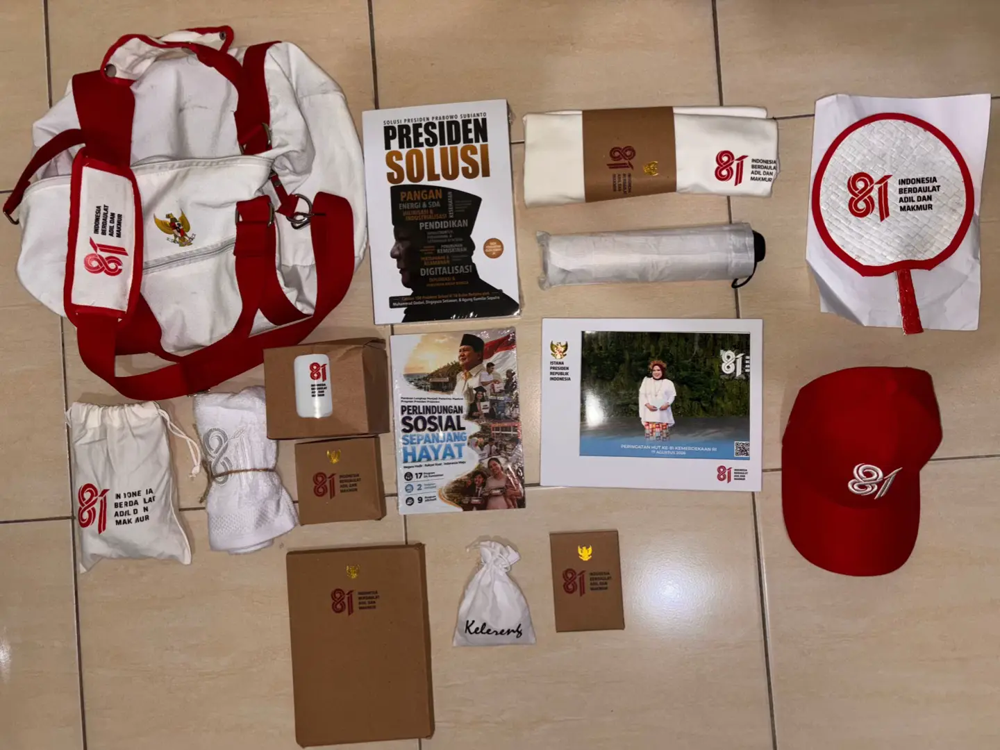 Isi goodie bag suvenir Upacara HUT ke-81 RI di Istana Negara