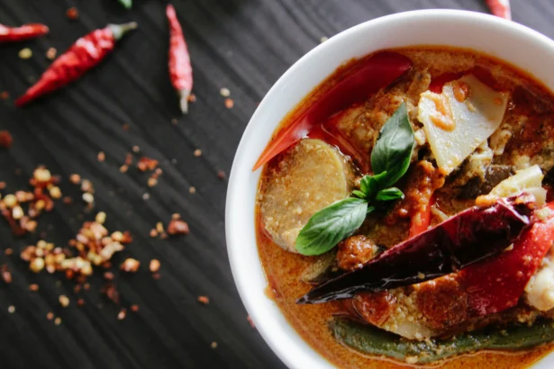 Makanan pedas yang siap disantap.