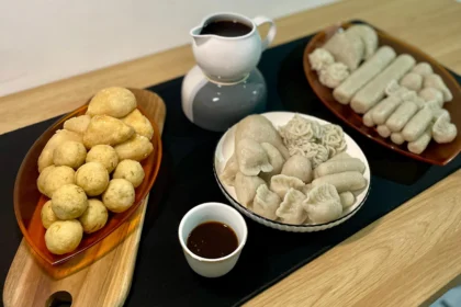 Pempek dengan berbagai jenis