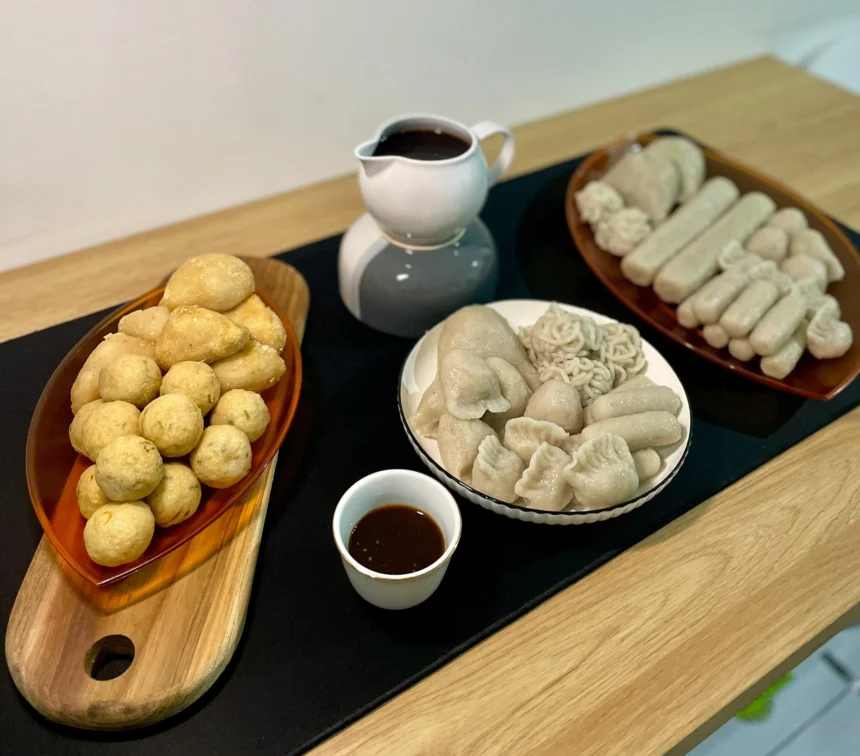 Pempek dengan berbagai jenis