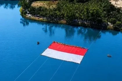 Prosesi pembentangan Bendera Merah Putih Raksasa di Situ Gintung