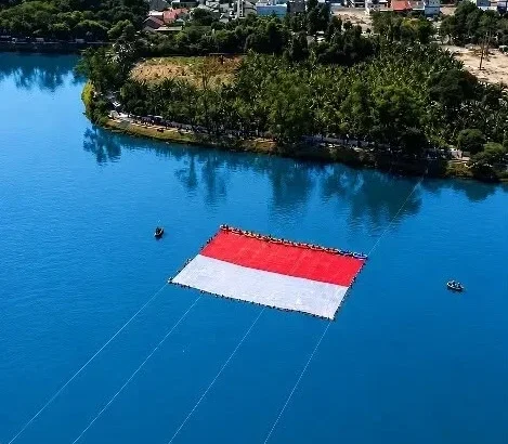 Prosesi pembentangan Bendera Merah Putih Raksasa di Situ Gintung