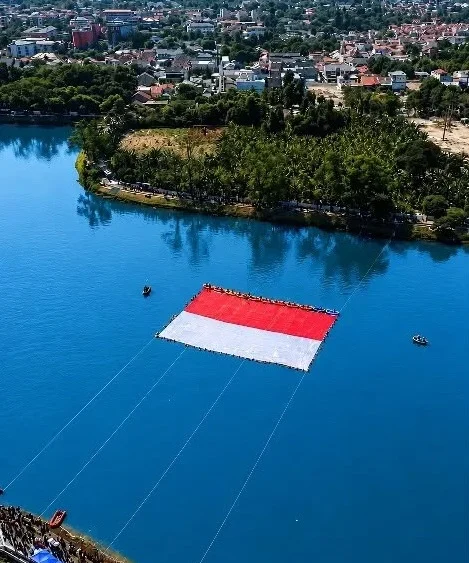 Prosesi pembentangan Bendera Merah Putih Raksasa di Situ Gintung