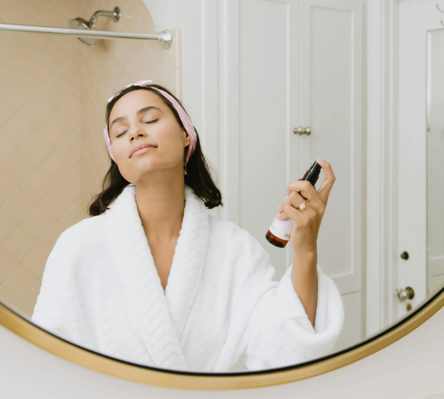Ilustrasi menyemprot parfum ke kulit (Foto: unsplash Kalos Skincare)