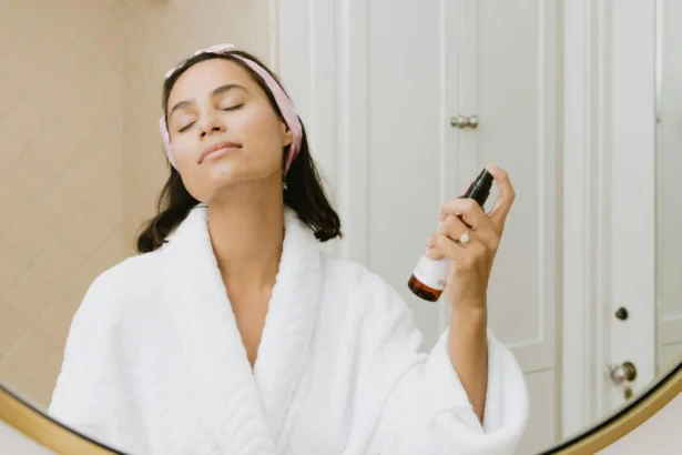 Ilustrasi menyemprot parfum ke kulit (Foto: unsplash Kalos Skincare)