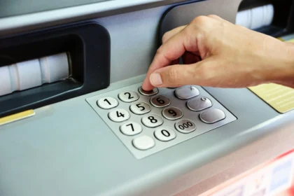 Ilustrasi menekan pin ATM di Rekening Perbankan. (Sumber: Unsplash/Gizem Nikomedi)