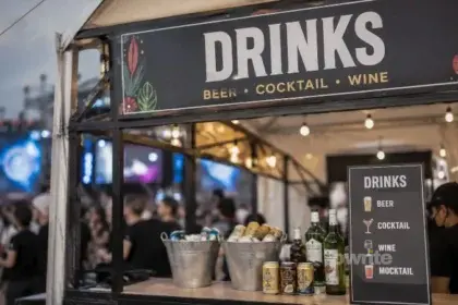 Ilustrasi minuman keras dalam ajang festival. (Foto: AI).