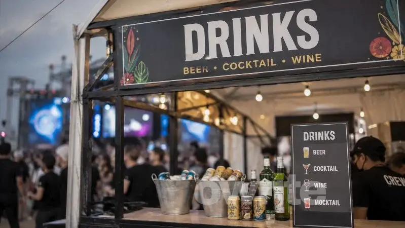 Ilustrasi minuman keras dalam ajang festival. (Foto: AI).
