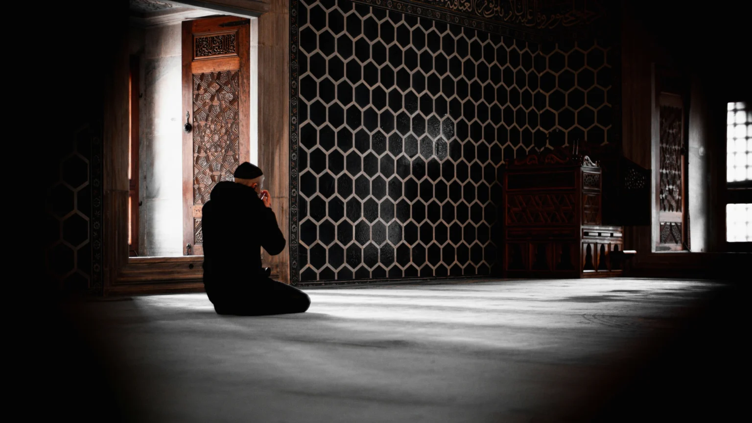 Ilustrasi berdoaan saat salat