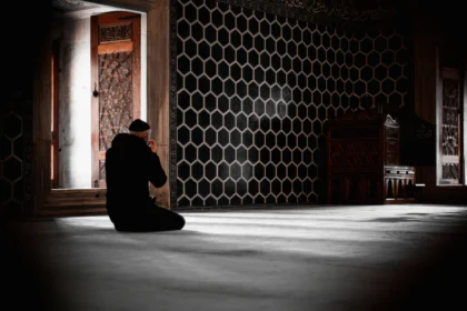 Ilustrasi berdoaan saat salat