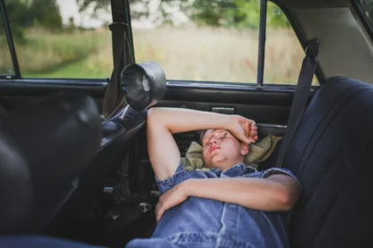 Ilustrasi Tidur di Mobil Mesin Menyala