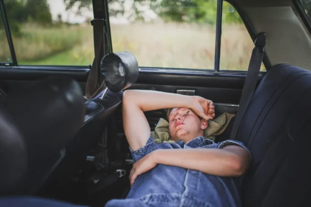 Ilustrasi Tidur di Mobil Mesin Menyala