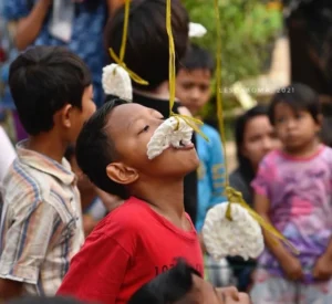 Lomba Makan Kerupuk saat Hari Kemerdekaan.