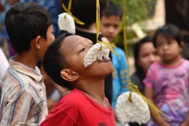 Lomba Makan Kerupuk saat Hari Kemerdekaan.