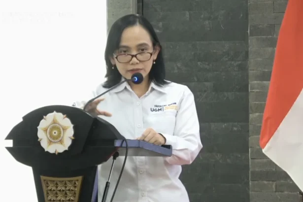 Dekan Fakultas Hukum Universitas Gadjah Mada (UGM) Dahliana Hasan Saat Diskusi Plenary Konferensi Demokrasi, Negara Hukum dan Aksi Iklim.