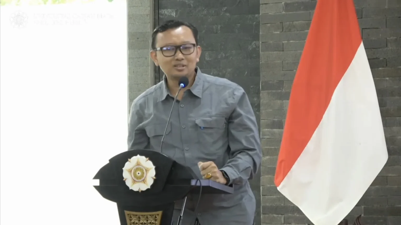 Ketua Umum Yayasan Lembaga Bantuan Hukum Indonesia (YLBHI) Muhamad Isnur Saat Pembukaan Diskusi Plenary Konferensi Demokrasi, Negara Hukum dan Aksi Iklim.