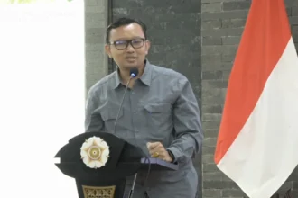 Ketua Umum Yayasan Lembaga Bantuan Hukum Indonesia (YLBHI) Muhamad Isnur Saat Pembukaan Diskusi Plenary Konferensi Demokrasi, Negara Hukum dan Aksi Iklim.